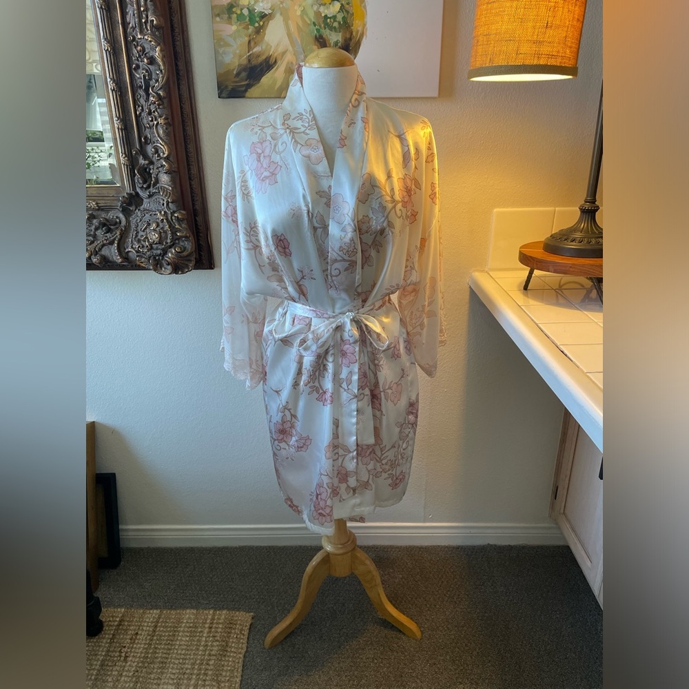 Beautiful Robe by Expressions by California Dynasty 100% Polyester .